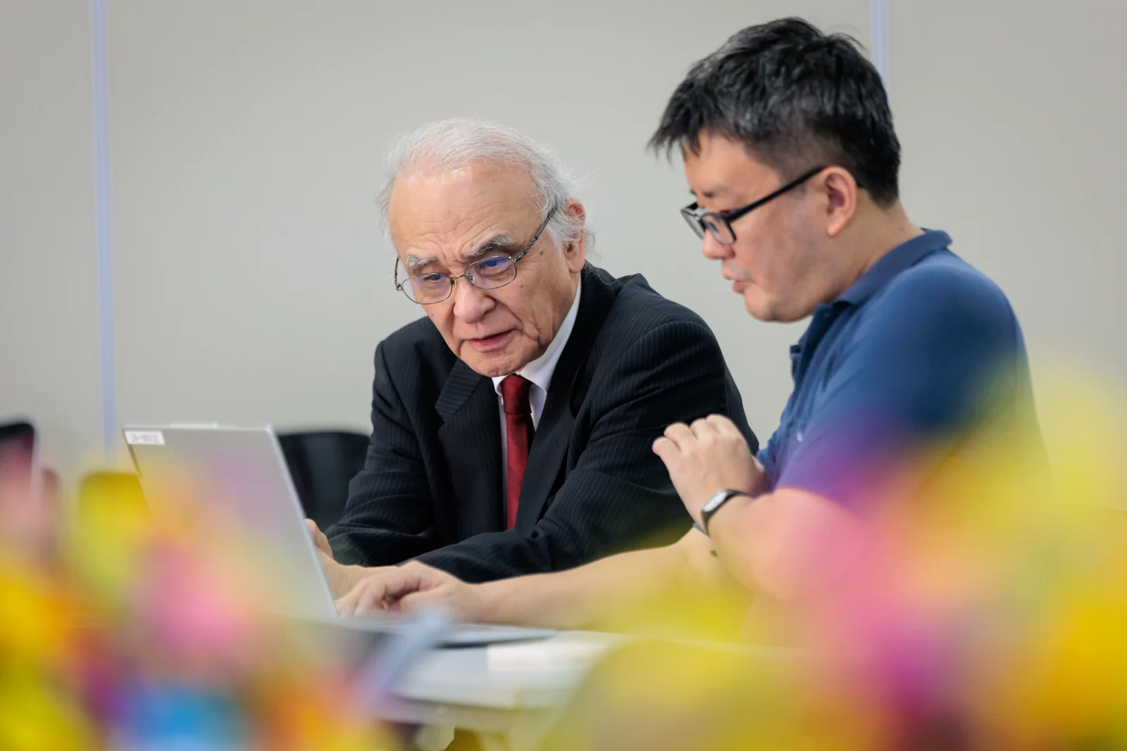 講師と参加者が資料を読み解き、対話する様子