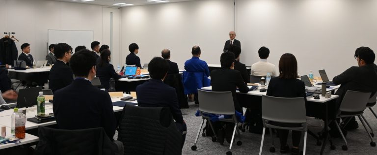 企業内で受講者と向き合う講義の様子